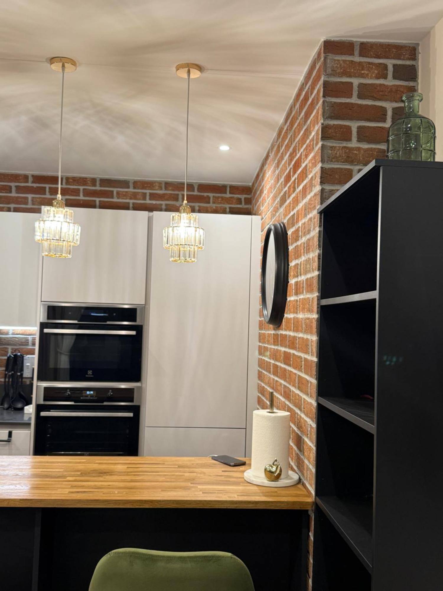 Renovated Charm - Hideaway Apartment London