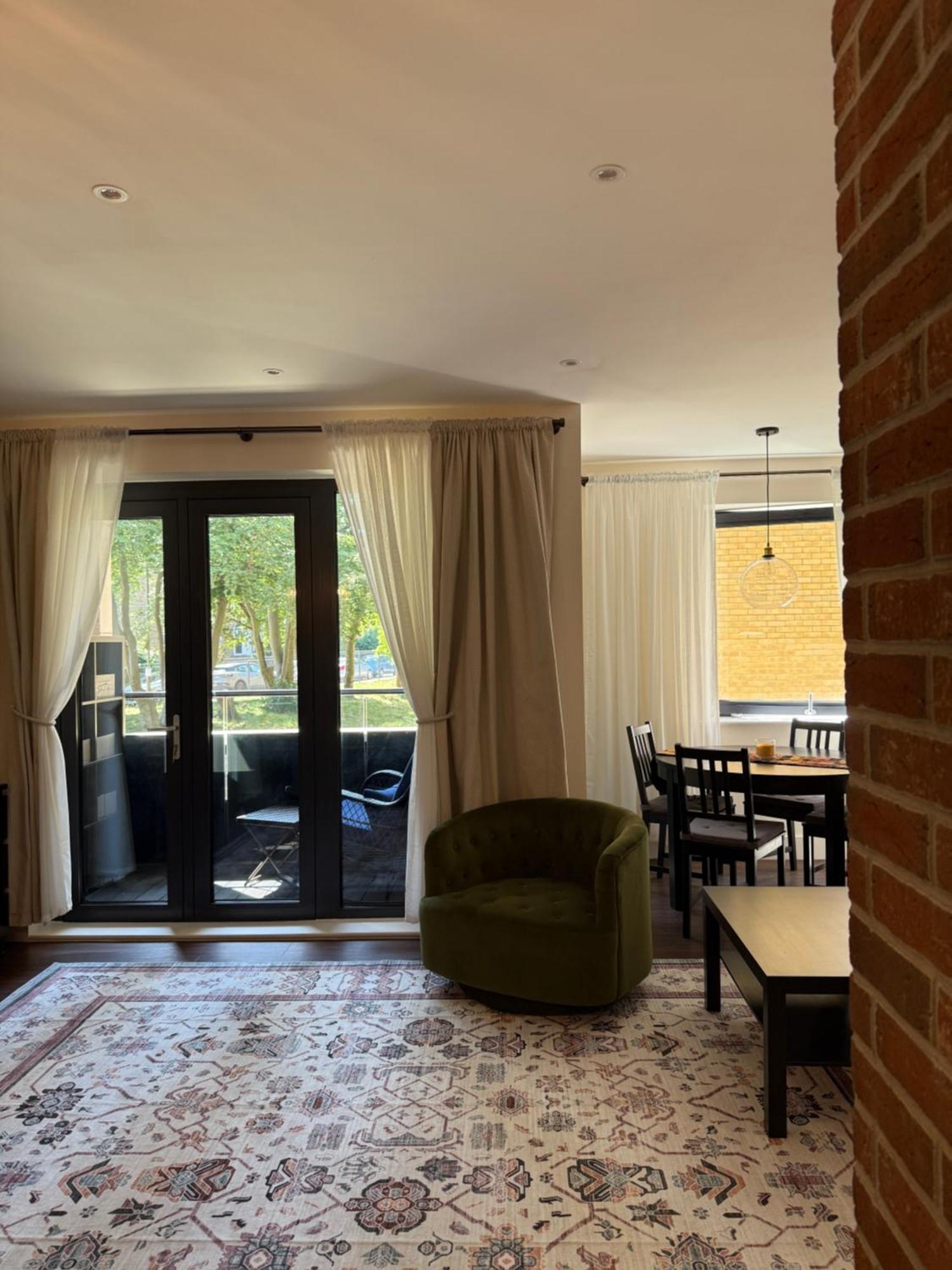 Apartment Renovated Charm - Hideaway London