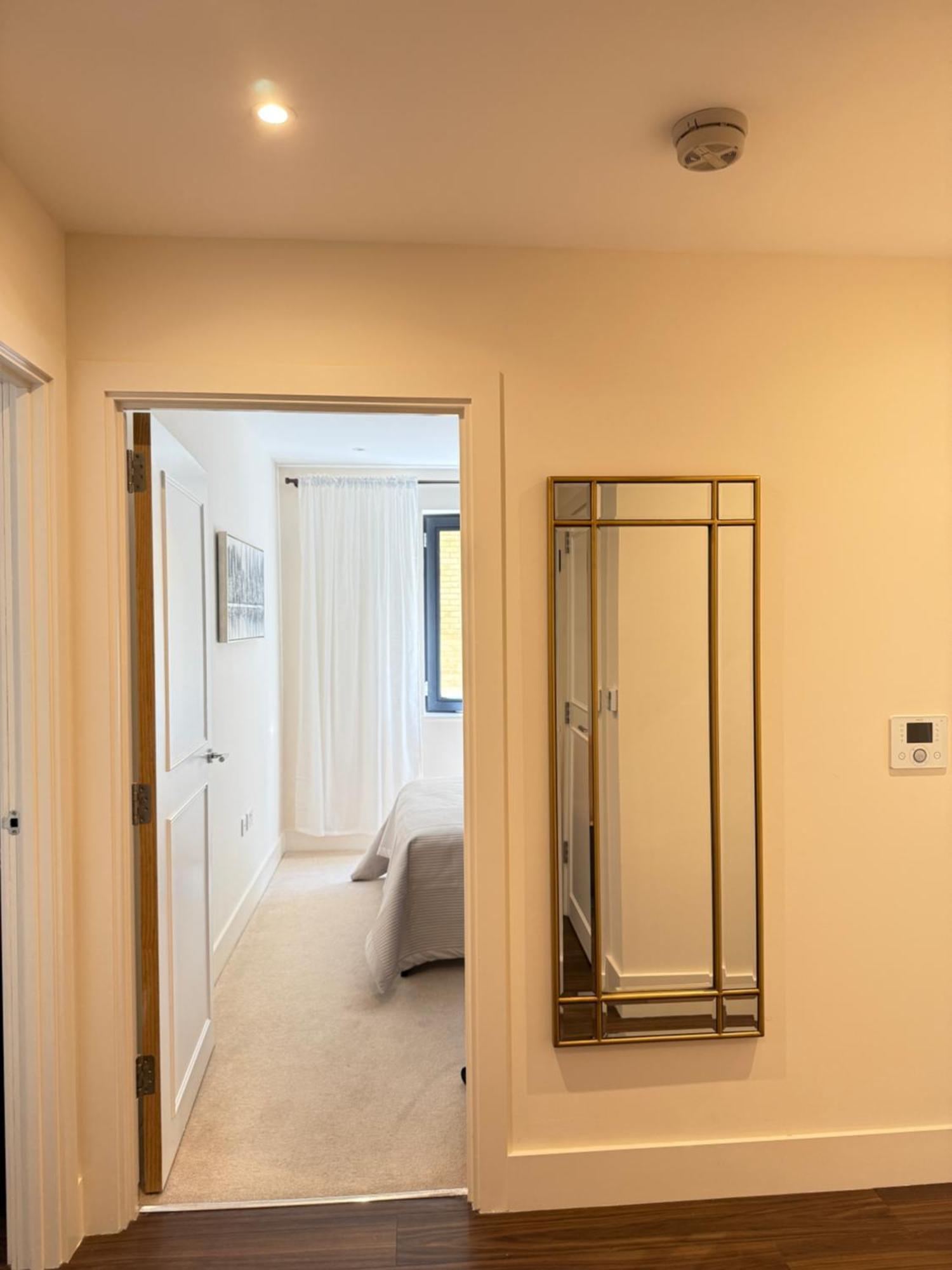 Renovated Charm - Hideaway Apartment London