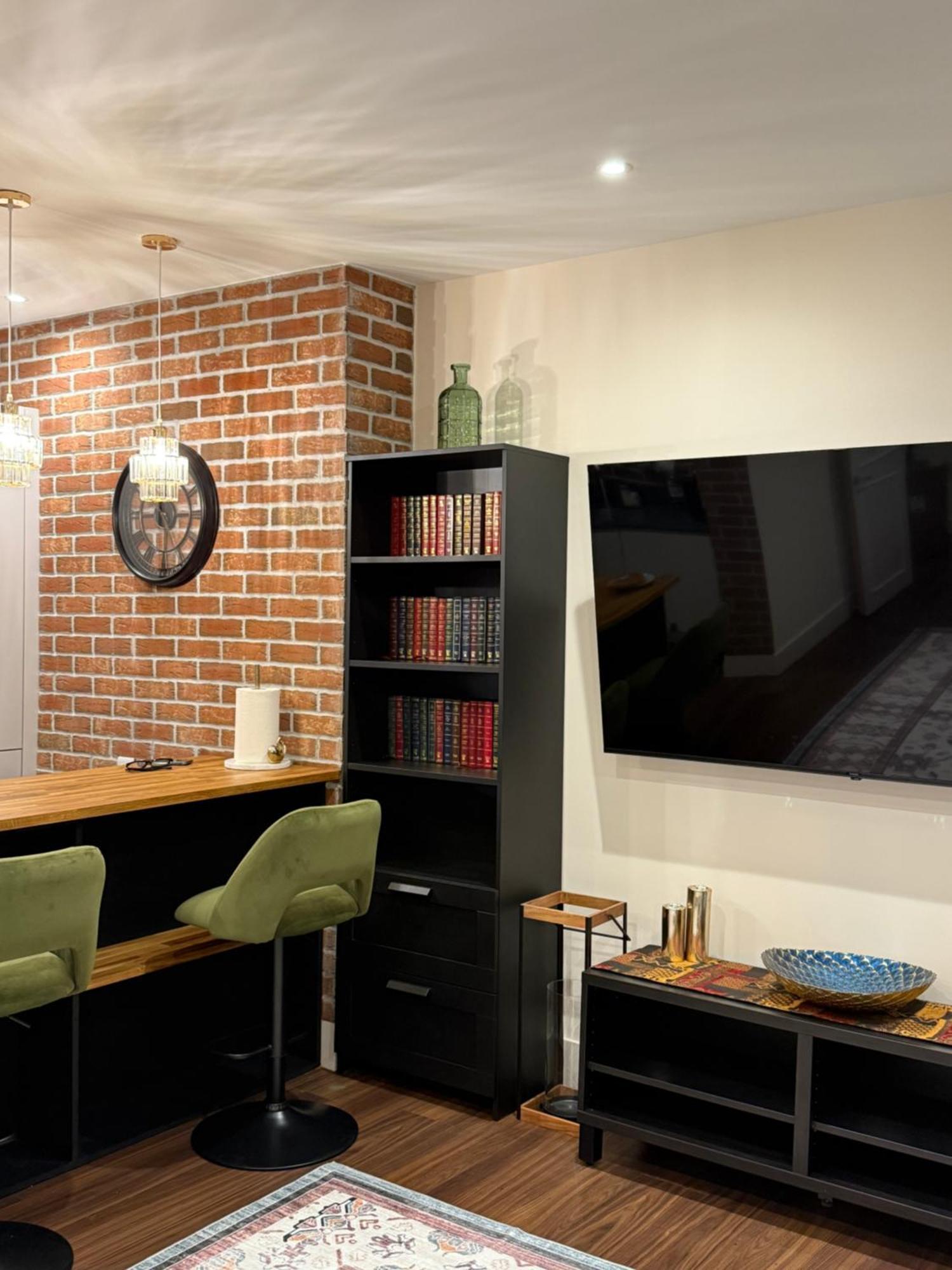 Apartment Renovated Charm - Hideaway London
